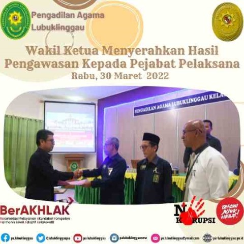 Wakil Ketua Menyerahkan Hasil Pengawasan Kepada Pejabat Pelaksana 1